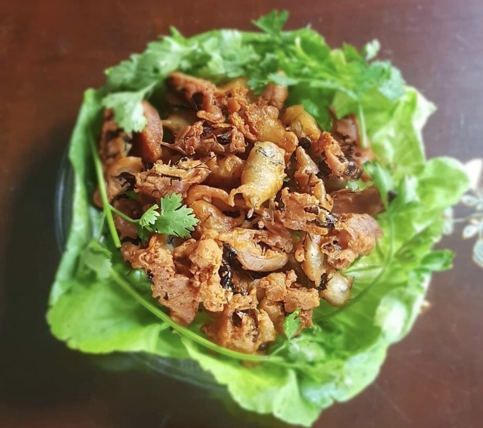 Dế mèn chu du trên bàn nhậu, muốn ăn phải xếp hàng chờ - 3 Dế mèn chu du trên bàn nhậu, muốn ăn phải xếp hàng chờ - 3