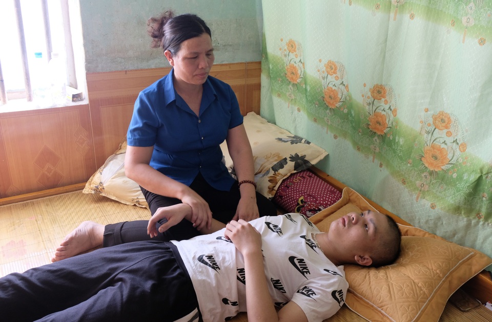 Đau nhói lòng cảnh người mẹ nghèo khóc... vì không có tiền cứu con - 3 Đau nhói lòng cảnh người mẹ nghèo khóc... vì không có tiền cứu con - 3