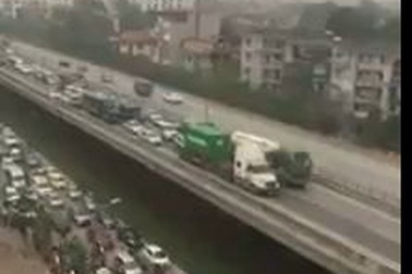 Hai xe tải trọng lớn chạy song song với tốc độ “rùa bò” gây cản trở giao thông