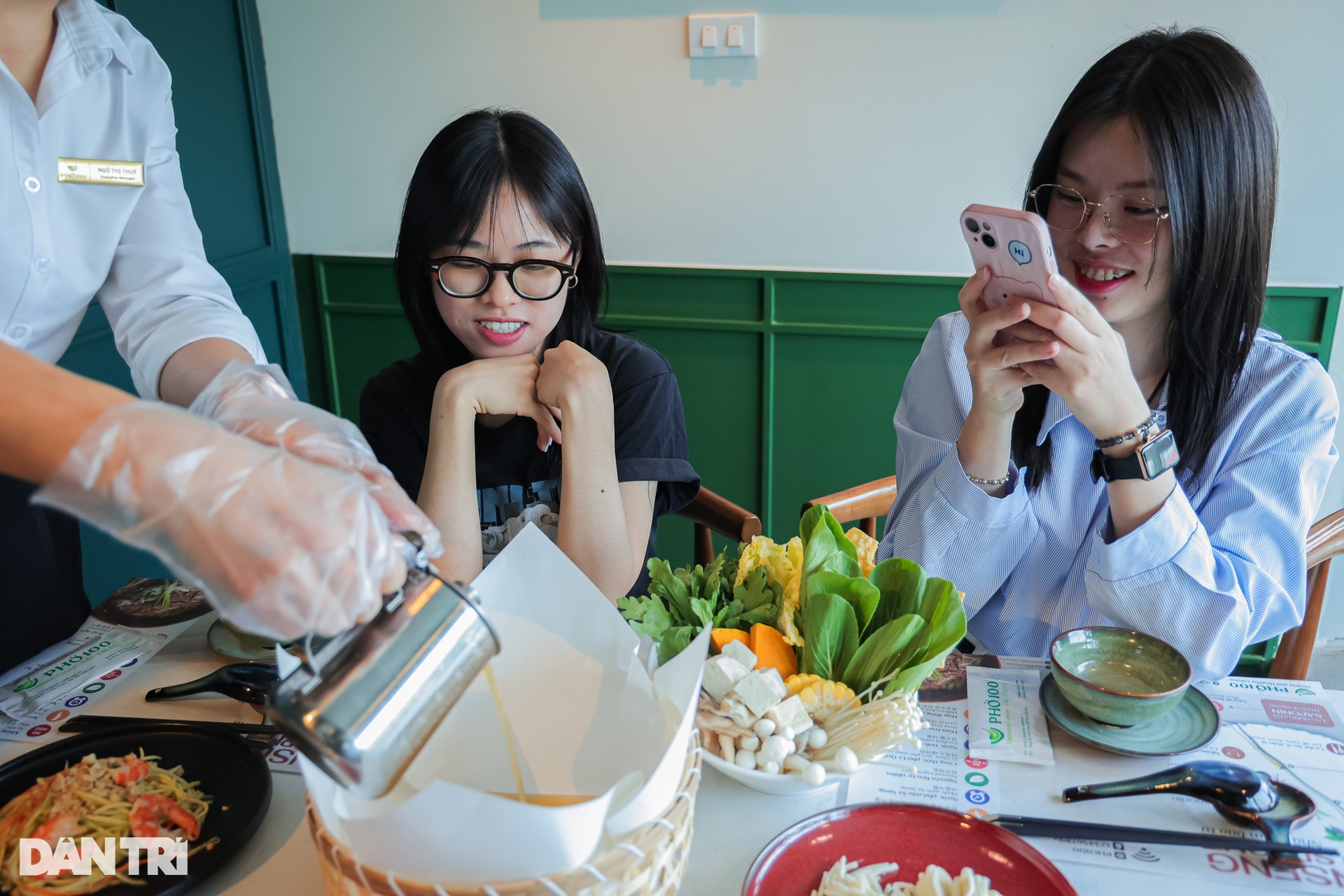 Hà Nội: Khách bất ngờ khi thử nấu lẩu trong chiếc nồi bằng… giấy - 11 Hà Nội: Khách bất ngờ khi thử nấu lẩu trong chiếc nồi bằng… giấy - 11