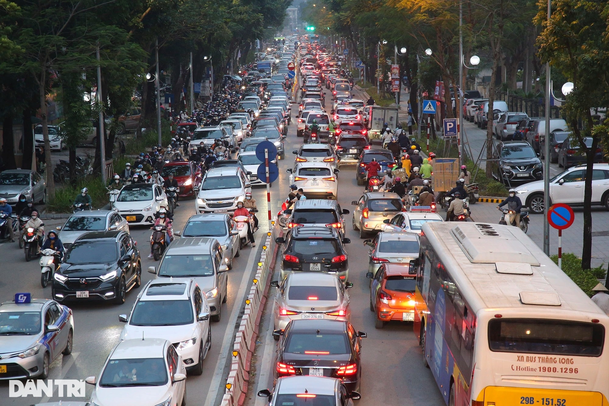 Nhiều tuyến phố trung tâm Hà Nội ùn ứ nghiêm trọng những ngày giáp Tết - 8 Nhiều tuyến phố trung tâm Hà Nội ùn ứ nghiêm trọng những ngày giáp Tết - 8