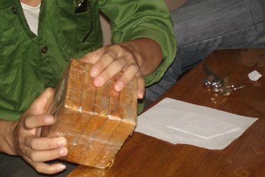 Bắt hai anh em vận chuyển 6 bánh heroin