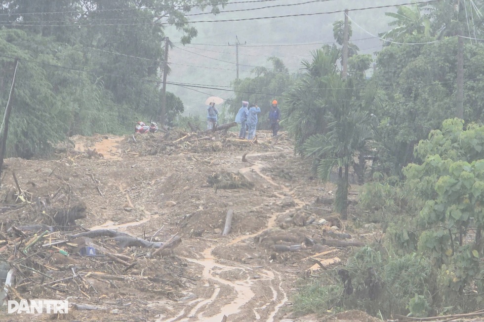 Người dân ngỡ ngàng trước trận mưa lụt lạ đời chưa từng thấy - 6