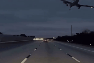Máy bay hạ cánh khẩn cấp, đè bẹp nóc ô tô trên đường cao tốc