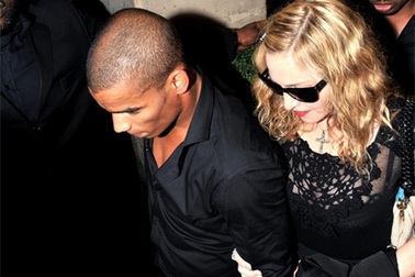 “Phi công trẻ” ngỏ lời cầu hôn Madonna 