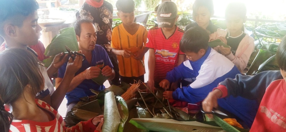 Thầy cô mổ heo, gói bánh cho học sinh vùng cao đón Tết - 5 Thầy cô mổ heo, gói bánh cho học sinh vùng cao đón Tết - 5