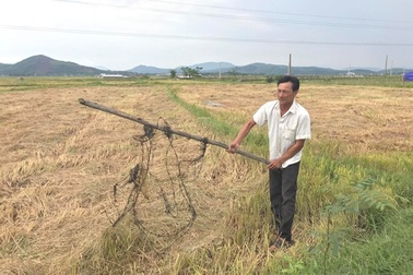 Máy gặt dính "bẫy" thép gai, cọc sắt, nghi kẻ xấu cố tình phá hoại