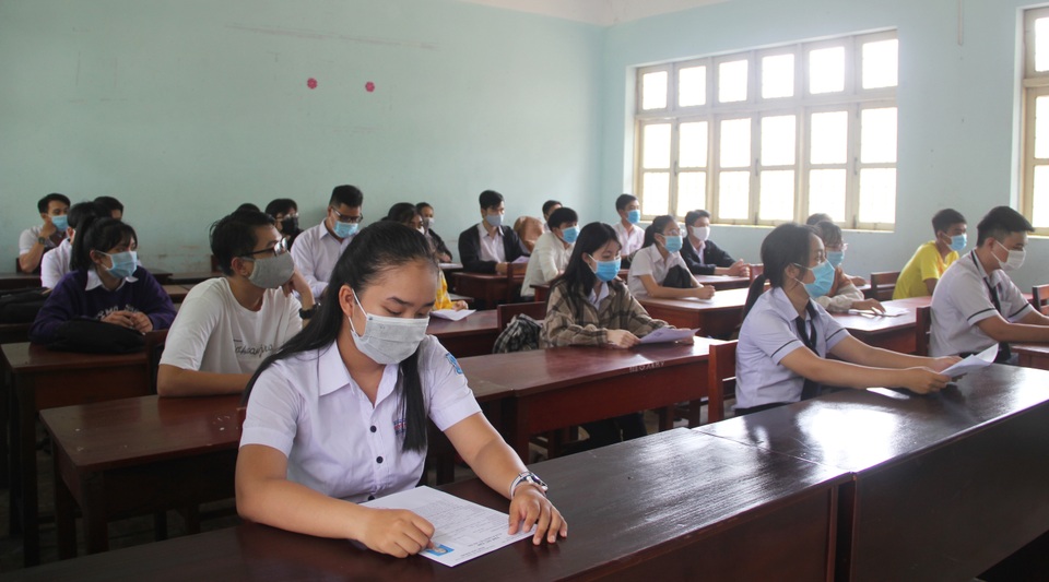 Nghiêm ngặt kiểm tra thí sinh vào làm thủ tục dự thi tốt nghiệp THPT 2020 - 38 Nghiêm ngặt kiểm tra thí sinh vào làm thủ tục dự thi tốt nghiệp THPT 2020 - 38