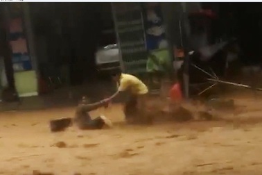 Khoảnh khắc trận lũ quét kinh hoàng và pha cứu người ngoạn mục