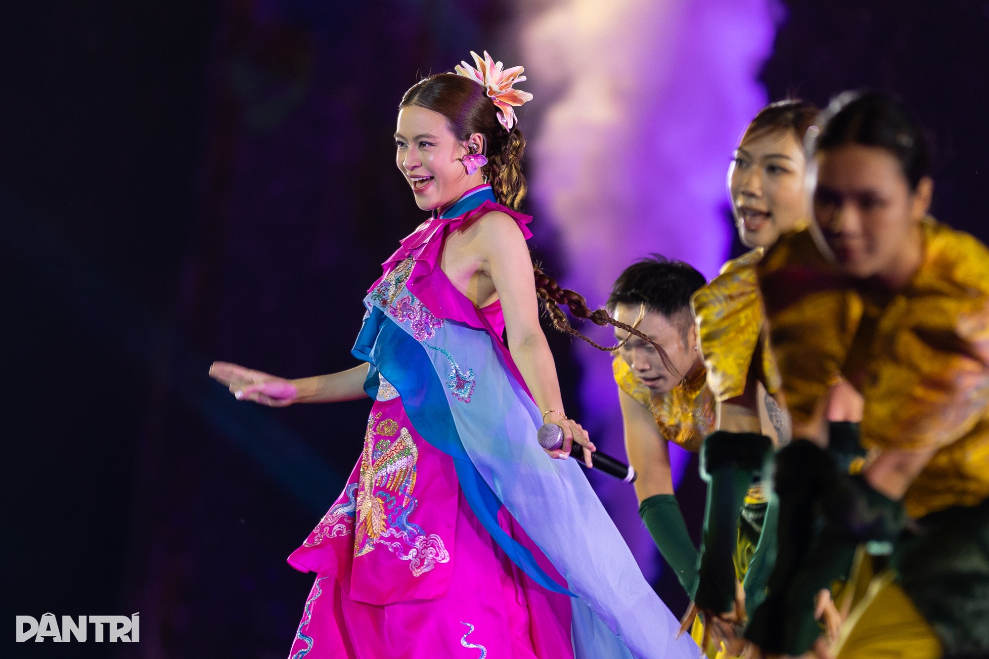 Hoàng Thùy Linh đem bản hit trăm triệu views lên sân khấu lễ hội thế giới - 3