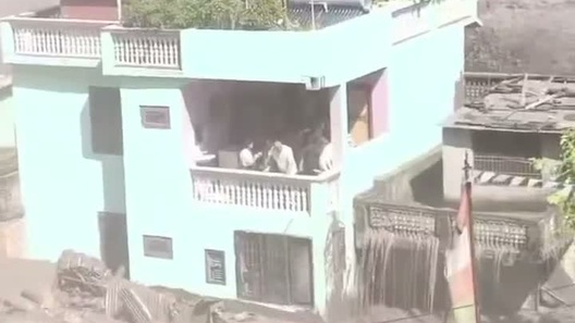 Căn nhà ở Nepal đứng vững giữa lũ quét tàn khốc gây sốt khắp toàn cầu
