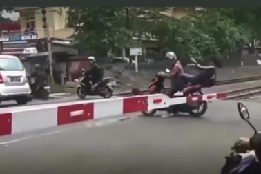 Một pha vượt đường tàu vừa đáng sợ vừa buồn cười