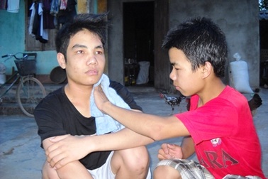 Thảm cảnh người cha rao bán nhà lấy tiền chữa bệnh cho con   