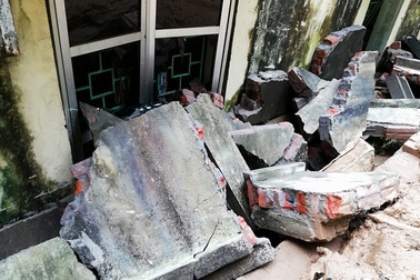 Công an thông tin vụ cảnh sát bảo vệ bị thương do tường đổ trong mưa lớn