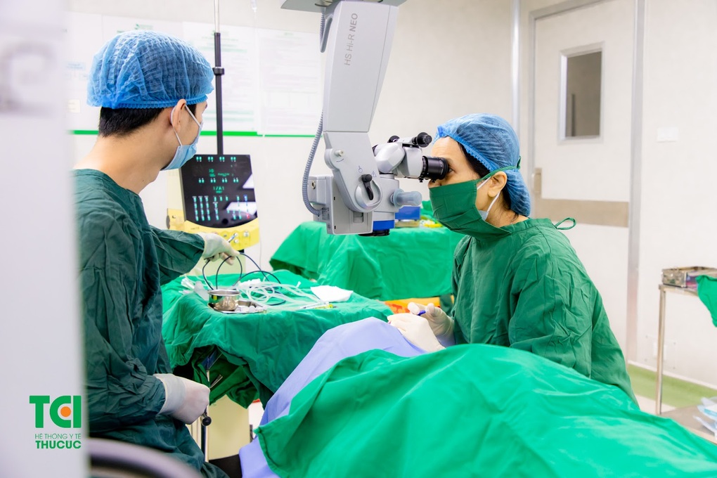 Tìm lại ánh sáng cho bệnh nhân 61 tuổi bị đục thủy tinh thể nặng - 2 Tìm lại ánh sáng cho bệnh nhân 61 tuổi bị đục thủy tinh thể nặng - 2