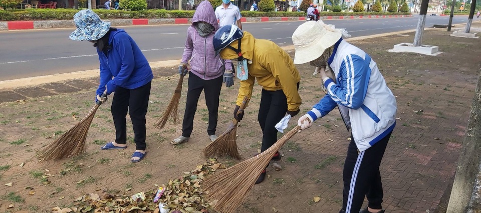 Thầy cô giáo gấp rút lau dọn trường lớp để đón học sinh trở lại - 1 Thầy cô giáo gấp rút lau dọn trường lớp để đón học sinh trở lại - 1