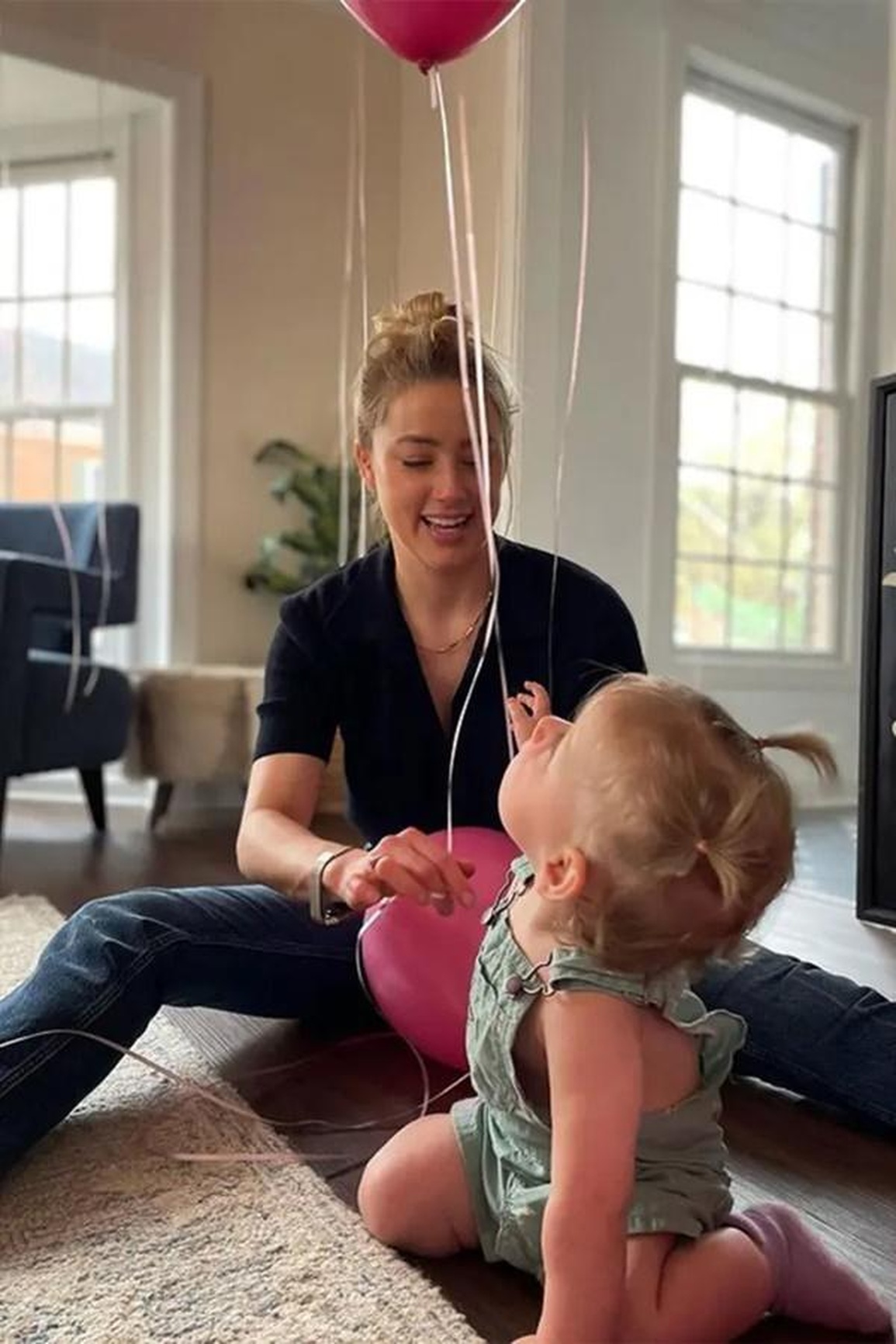 Bí ẩn về con gái Amber Heard và nghi vấn Elon Musk là cha đứa trẻ - 4 Bí ẩn về con gái Amber Heard và nghi vấn Elon Musk là cha đứa trẻ - 4