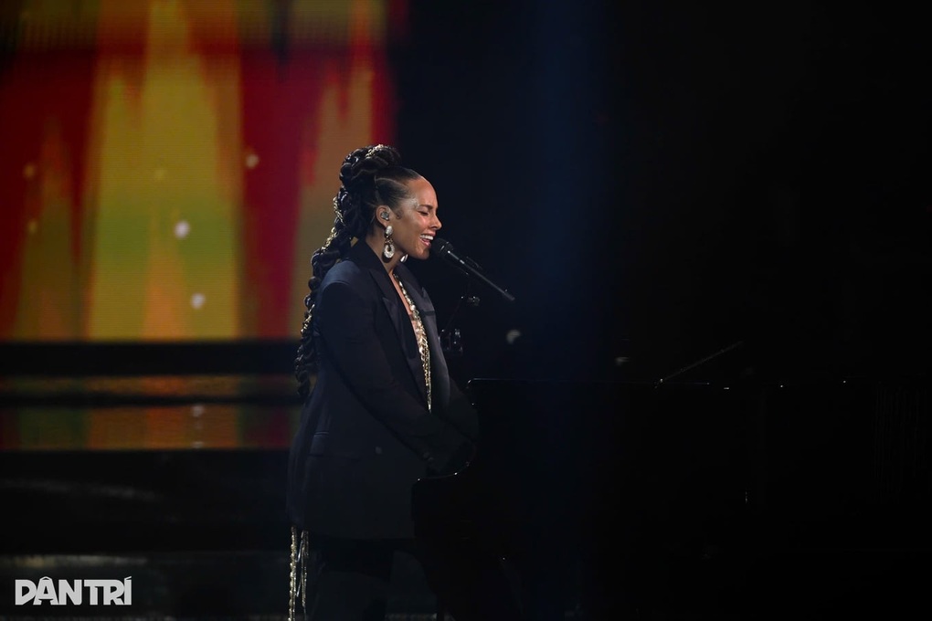 Nghệ sĩ giành 17 giải Grammy Alicia Keys diễn cảm xúc trên sân khấu Hà Nội - 1