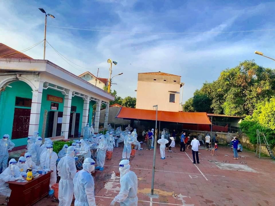 Thương cảm hình ảnh y bác sĩ dội nước đá lên người làm mát tại Bắc Giang  - 2