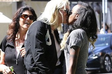 Cặp sao đồng tính Holllywood hôn nhau trên phố