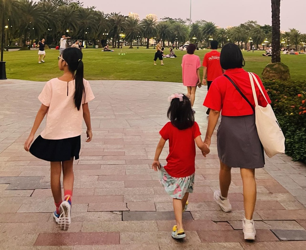 Ngày đầu con đi học lại, mẹ ngủ gần... 10h mới dậy - 3