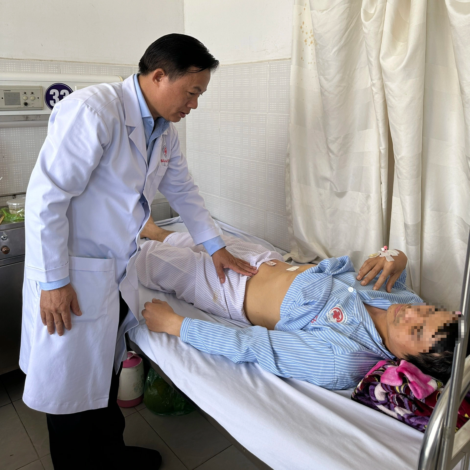 Mladý muž má silné bolesti břicha kvůli žlučníku s 3 200 kameny - 2 Nam thanh niên đau bụng dữ dội do túi mật chứa 3.200 viên sỏi - 2