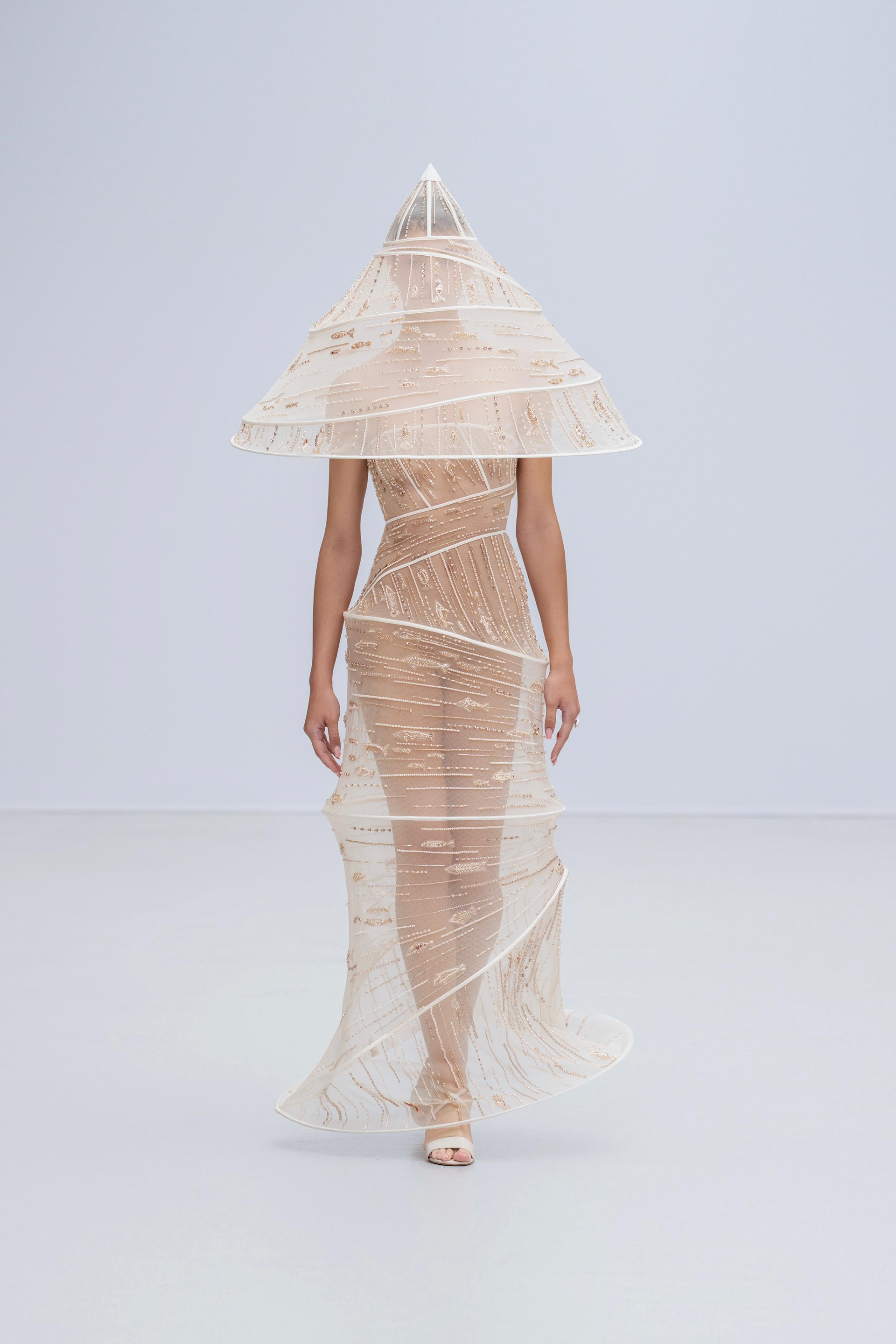 Phan Huy mang hình ảnh nón lá lên sàn diễn thời trang cao cấp ở Paris - 5 Phan Huy mang hình ảnh nón lá lên sàn diễn thời trang cao cấp ở Paris - 5