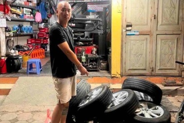 6 giờ truy xét người kê gạch, tháo trộm bánh ô tô trong khu đô thị ở Hà Nội