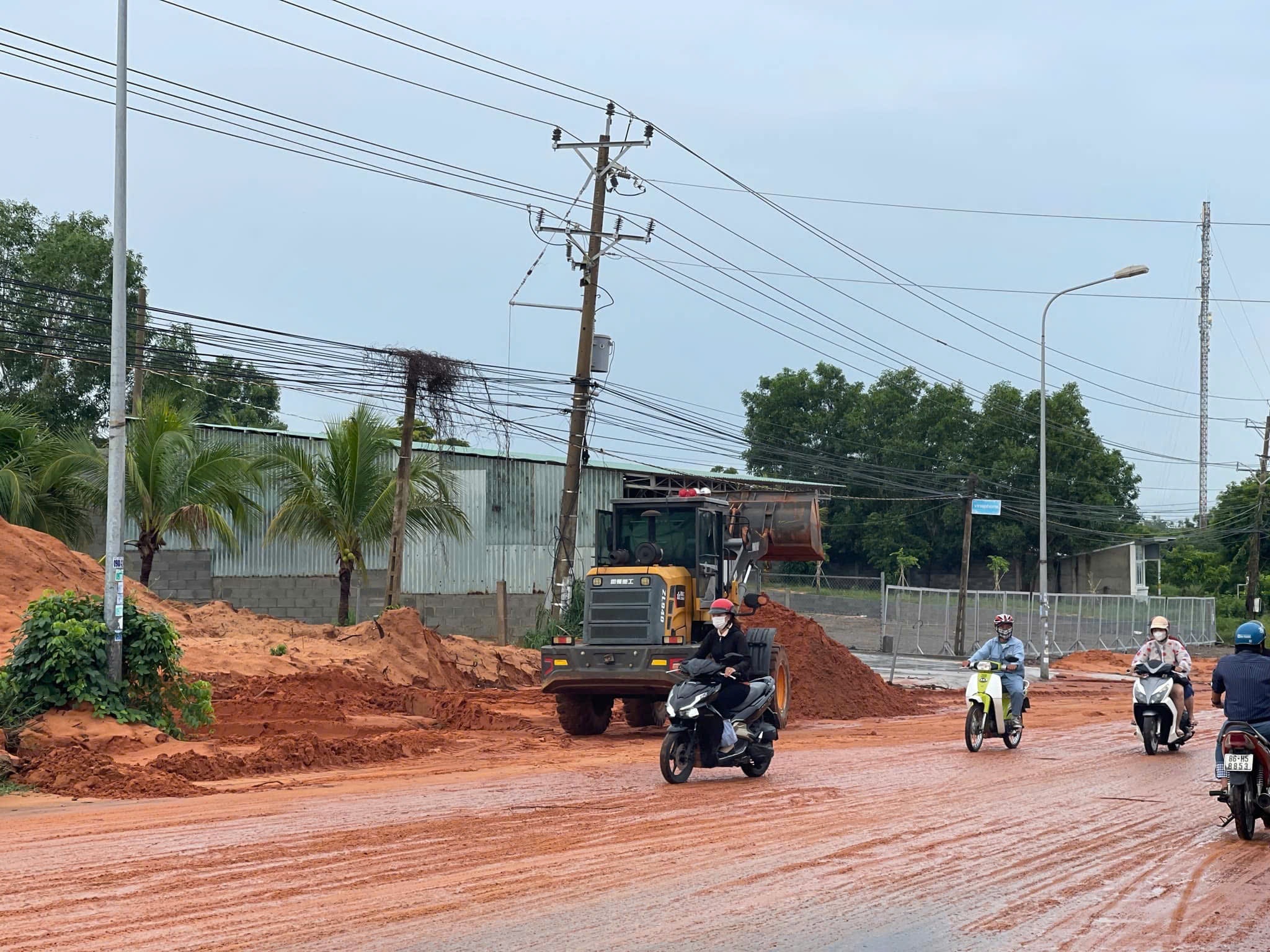 Cô gái trẻ bị lũ cát cuốn trôi trên đường nối Phan Thiết - Mũi Né - 1