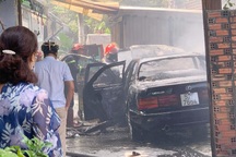 Xe Lexus bốc cháy ngùn ngụt trước nhà dân ở TPHCM