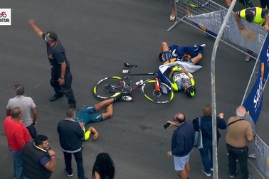 Trực thăng gây tai nạn không ngờ ở giải đua xe đạp tại Italia