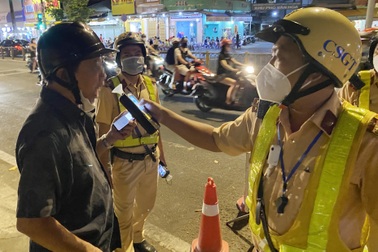 Chủ quán nhậu ở TPHCM 2 lần vi phạm nồng độ cồn: "Bạn mời khó từ chối quá"