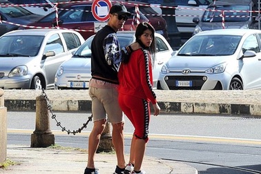 Ngắm hạnh phúc giản dị ngày thường của C.Ronaldo và bạn gái xinh đẹp