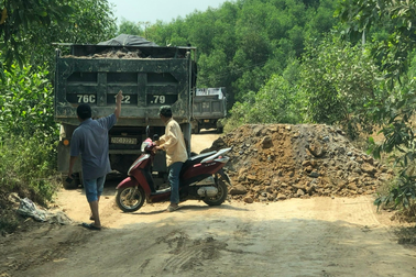 Doanh nghiệp đổ đất chặn đường, giam lỏng 3 phóng viên