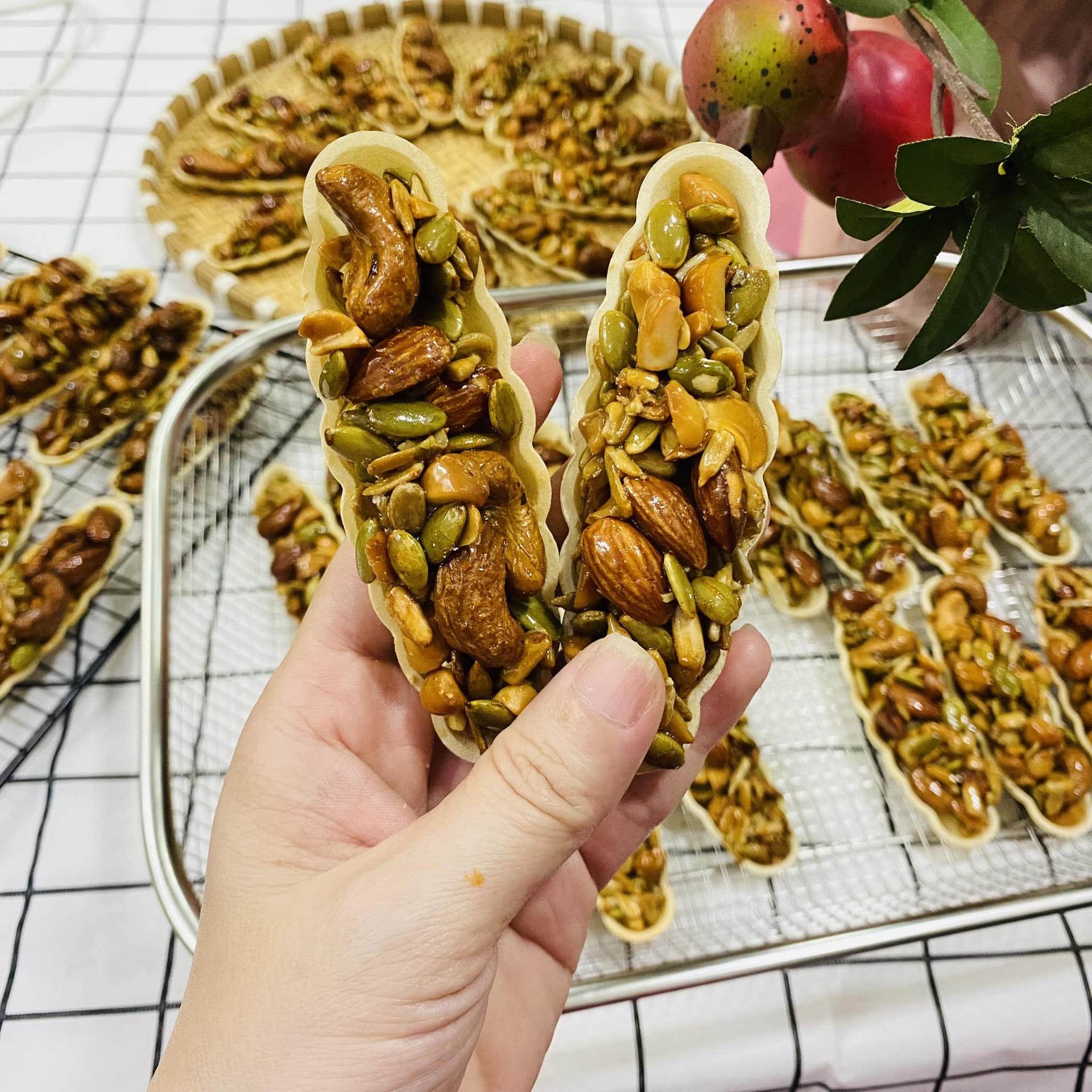 Mẹ đảm hé lộ cách làm bánh thuyền chở hạt gây sốt dịp Tết, ai cũng làm được - 10 Mẹ đảm hé lộ cách làm bánh thuyền chở hạt gây sốt dịp Tết, ai cũng làm được - 10