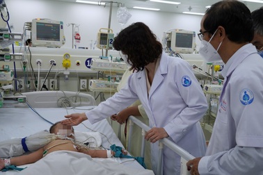 Việt Nam phải nhập khẩu hoàn toàn thuốc trị tay chân miệng làm từ máu người