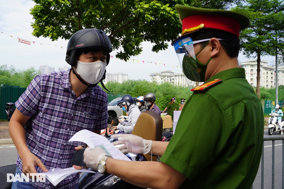 Hà Nội: Hàng loạt xe máy quay đầu bỏ chạy khi gặp chốt kiểm dịch liên ngành - 8 Hà Nội: Hàng loạt xe máy quay đầu bỏ chạy khi gặp chốt kiểm dịch liên ngành - 8