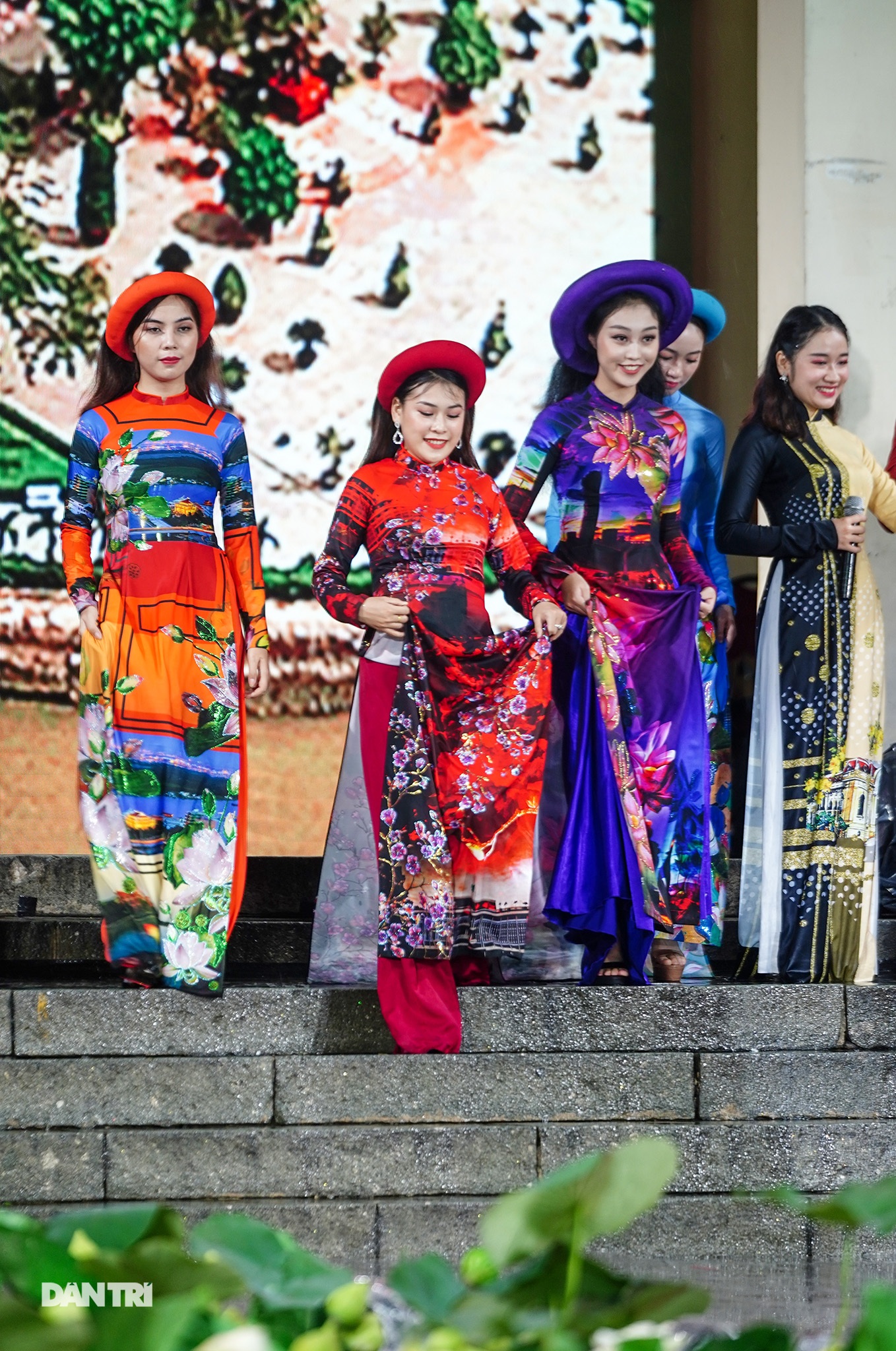 Khác lạ hình ảnh phố đi bộ, chợ Bến Thành, Thủ Thiêm… trên tà áo dài - 12