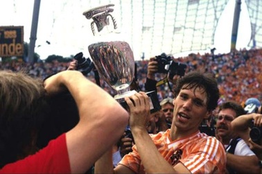Lịch sử Euro 1988: "Vũ điệu thiên nga" của Marco Van Basten