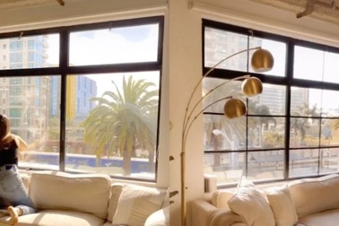 Hướng dẫn cách 'biến hình' cho cửa sổ chỉ bằng cuộn băng dính đen