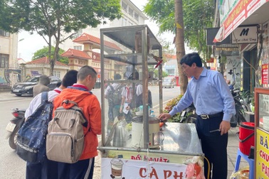 Hà Nội kiểm tra đột xuất các quán ăn nhanh trước cổng trường