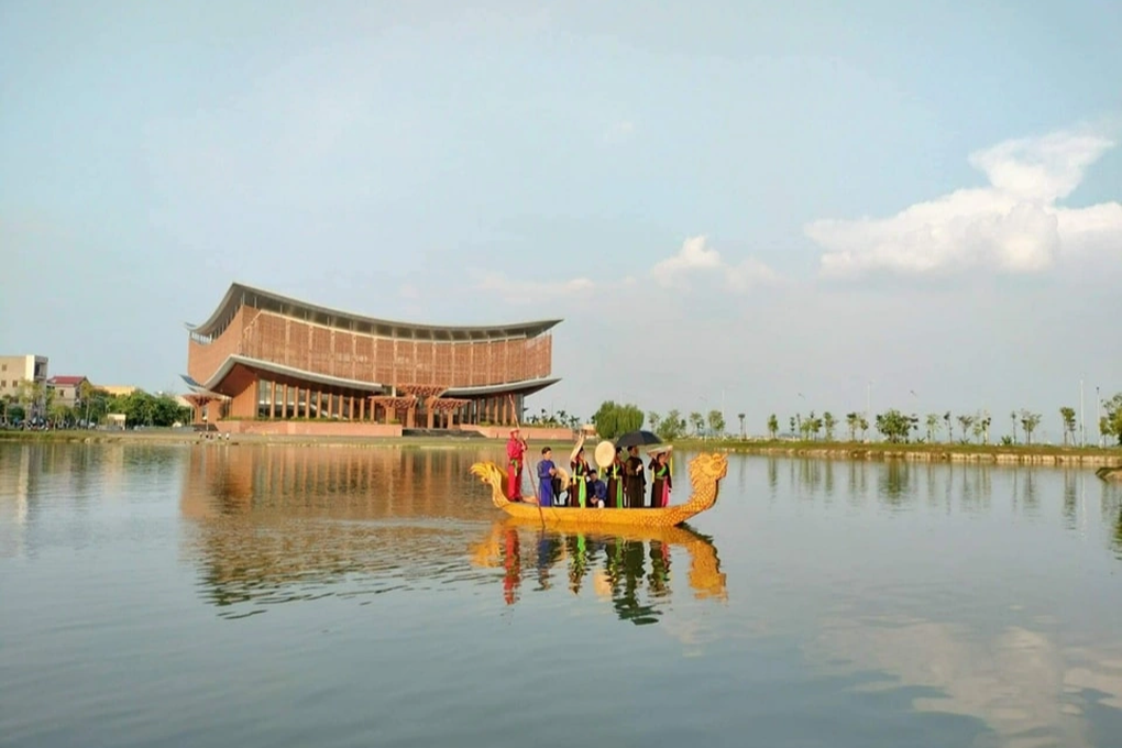 Hàng ghế gỗ Đồng Kỵ trong Nhà hát Dân ca Quan họ Bắc Ninh gây tranh cãi - 4 Hàng ghế gỗ Đồng Kỵ trong Nhà hát Dân ca Quan họ Bắc Ninh gây tranh cãi - 4