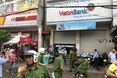 Xông vào ngân hàng dí dao, cướp tiền của khách giao dịch