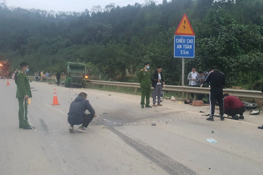 Ô tô tải va chạm với xe máy trên cao tốc Nội Bài - Lào Cai, 4 người tử vong - 2 Ô tô tải va chạm với xe máy trên cao tốc Nội Bài - Lào Cai, 4 người tử vong - 2