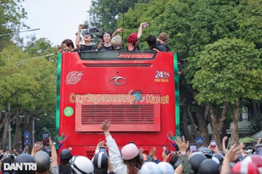 Hàng trăm người hâm mộ hú hét, diễu hành theo xe buýt của dàn "Anh trai"
