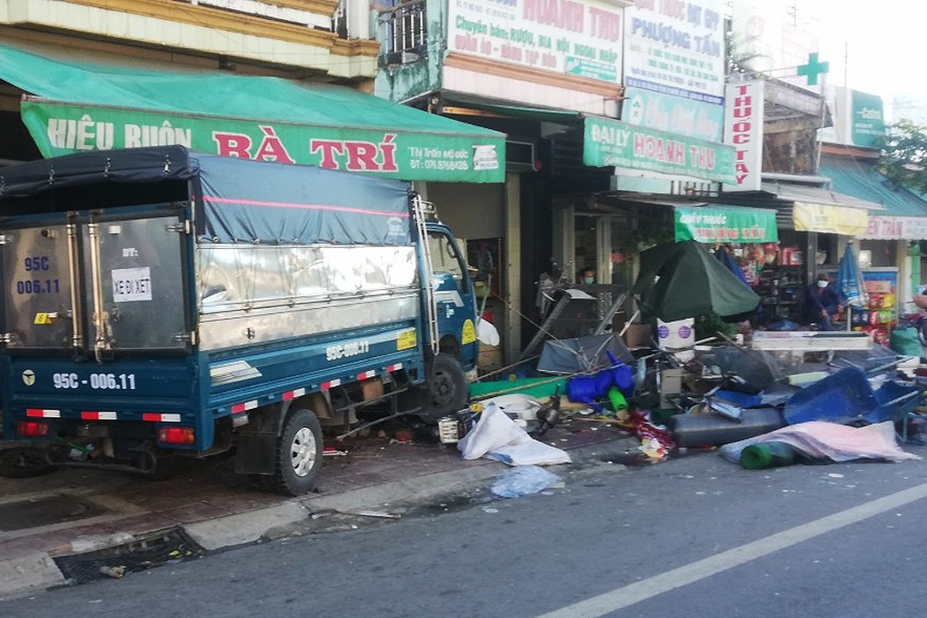 Xe tải lao lên vỉa hè tông chết 2 phụ nữ - 1 Xe tải lao lên vỉa hè tông chết 2 phụ nữ - 1