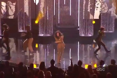 Janet Jackson hát live lôi cuốn