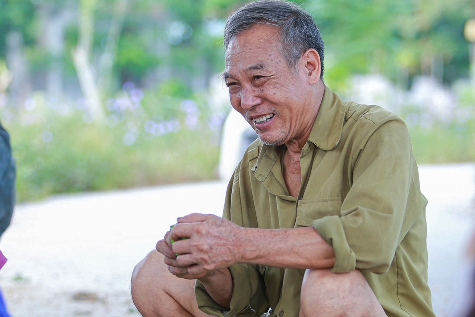 Lội bùn hái sen 2 tháng, nông dân kiếm hàng trăm triệu đồng - 9 Lội bùn hái sen 2 tháng, nông dân kiếm hàng trăm triệu đồng - 9