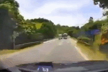 Rợn người khoảnh khắc xe khách liều lĩnh vượt ẩu trên cầu hẹp