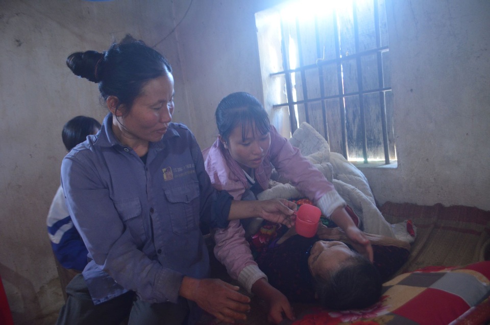 Tết cận kề, rớt nước mắt với nỗi éo le của người phụ nữ bị “trời đày” - 5 Tết cận kề, rớt nước mắt với nỗi éo le của người phụ nữ bị “trời đày” - 5